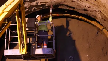 Excavación del comienzo del túnel con el método tradicional en Montesquieu-des-Albères