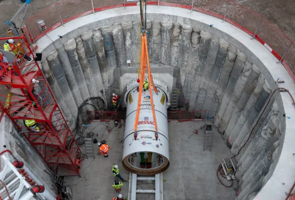 Construction du micro-tunnel à l’aide d’un microtunnelier qui creuse sous la dune et la plage (Le Porge, France)