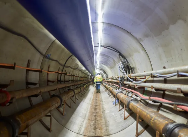 Construction du micro-tunnel à l’aide d’un microtunnelier qui creuse sous la dune et la plage (Le Porge, France)