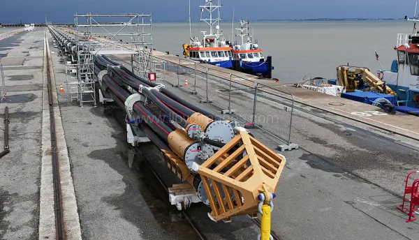 Assemblage des fourreaux qui accueilleront les futurs câbles électriques (Verdon-sur-Mer, France)